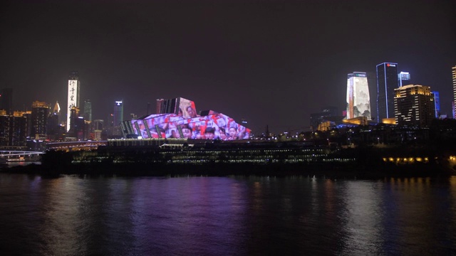 中国，亚洲，重庆，渝中区，船上游船拍摄夜晚的城市天际线视频下载