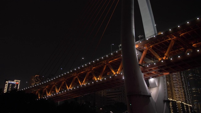 马桑溪大桥和夜晚在长江上的城市天际线，重庆，渝中区，中国，亚洲视频下载