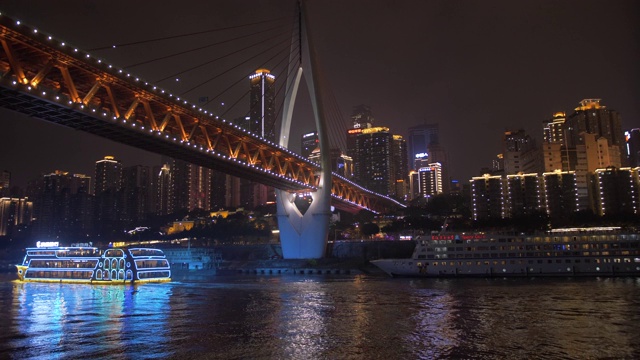 中国，亚洲，重庆，渝中区，船上游船拍摄夜间的马桑溪大桥和城市天际线视频下载