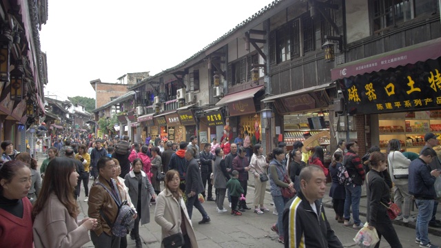中国，亚洲，重庆，沙坪坝磁器口老城的街道标志和繁忙的购物街视频下载