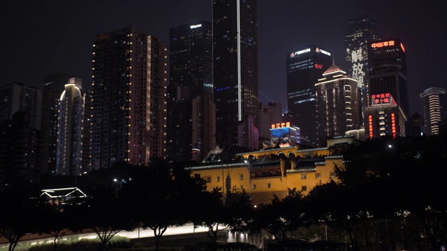 中国，亚洲，重庆，渝中区，长江上的夜间缆车和城市天际线视频下载