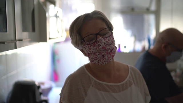 在家中使用面罩的老年妇女肖像。视频素材