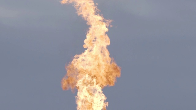 油田危险气体的燃除。炼油厂在油田中危险气体燃烧的慢动作。在油田中抽取原油作为化石燃料能源。石油和天然气行业视频素材