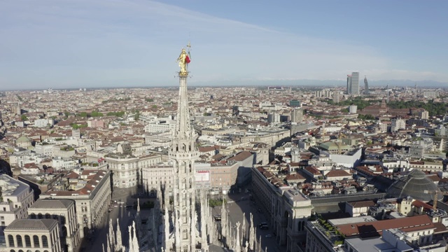 2020年大流行封锁期间，用无人机拍摄的米兰大教堂和圣母玛利亚金色雕像。空城的早晨。视频下载