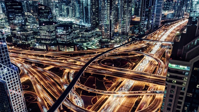 天桥和城市交通夜间鸟瞰图/阿联酋迪拜视频下载