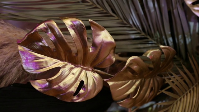 用黄金制成的棕榈叶装饰节日视频素材