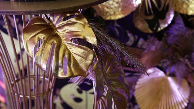 棕榈叶用黄金制成，用于节日装饰，装饰潘帕斯草挂在黄色金属树枝上视频素材