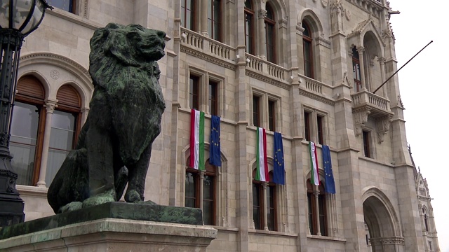 布达佩斯Orszaghaz的狮子雕像视频下载