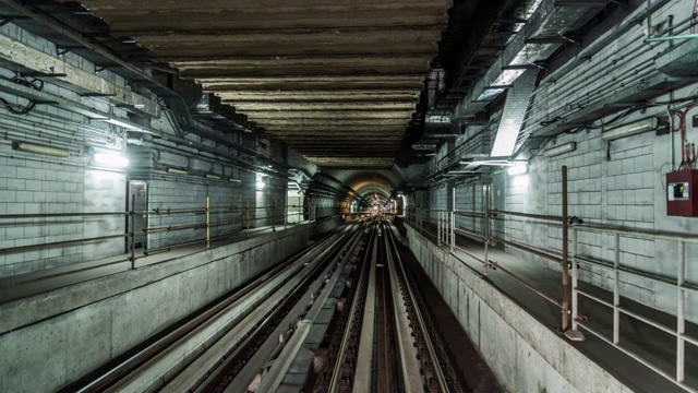T/L POV地铁通过隧道/阿联酋迪拜视频素材