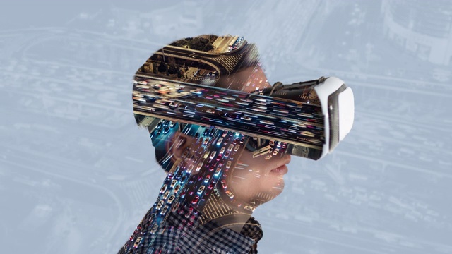 T/L人戴着虚拟现实头盔，双重曝光视频素材