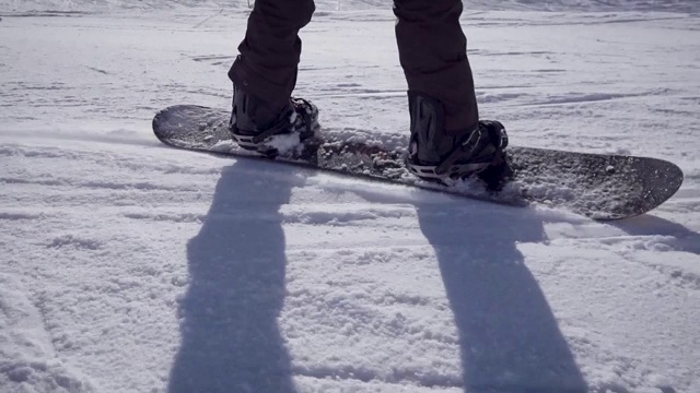 极端冬季娱乐。聪明的滑雪者在雪地里打滚视频下载