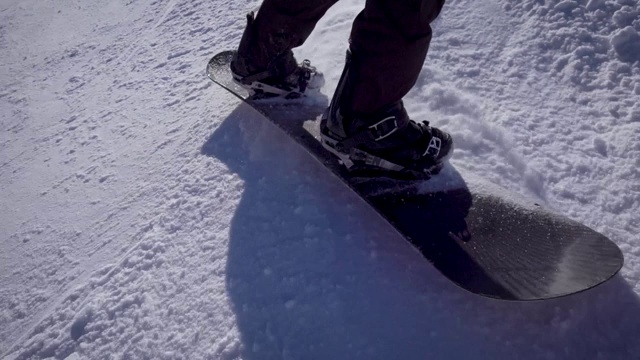 一个自信的滑雪者的腿。运动员骑在白雪上，极限运动视频下载