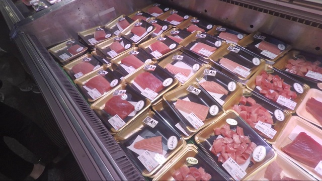日本京都锦树市场出售包装的生鱼视频下载