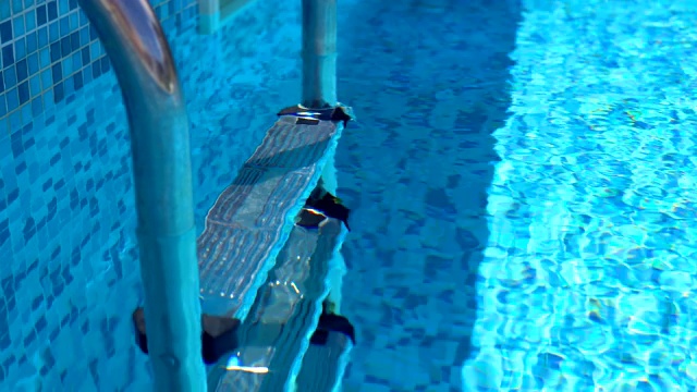 豪华度假村的游泳池金属楼梯视频素材