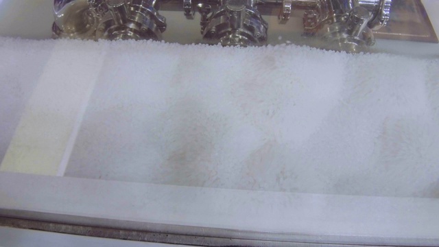 干燥器中沸腾的硅胶层视频素材