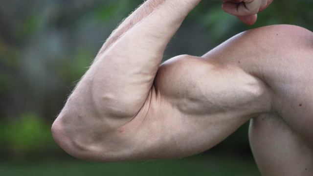 特写男性的二头肌，男人训练手臂上的肌肉视频下载
