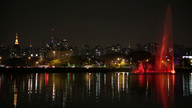 Ibirapuera公园的喷泉秀和圣保罗的天际线视频下载
