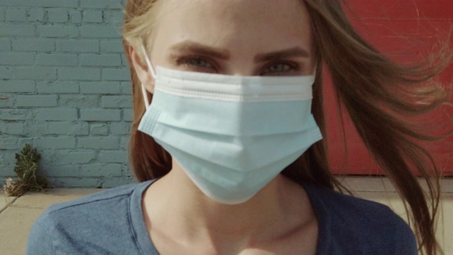 在大流行病毒爆发期间戴口罩的都市女性4K系列视频视频素材