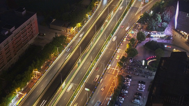 现代城市鸟瞰图和繁忙的交通视频素材