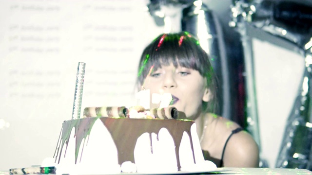 十几岁的生日女孩在庆祝她的生日，吹蜡烛，许愿视频下载