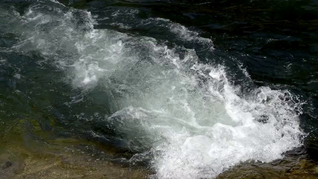 崎岖的山脉河流视频素材