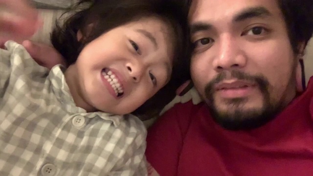 亚洲家庭与快乐的儿子在床上玩视频下载