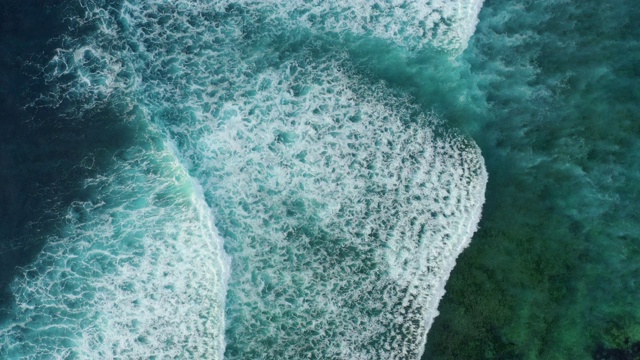 惊人的宽阔平静的波浪翻滚产生白色的厚泡沫视频下载