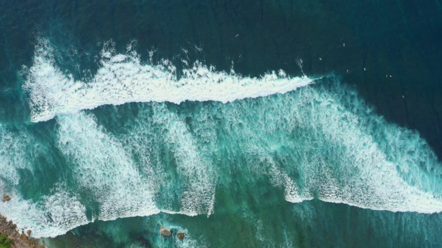 空中从上到下的巨大海浪的冲击和泡沫。视频下载