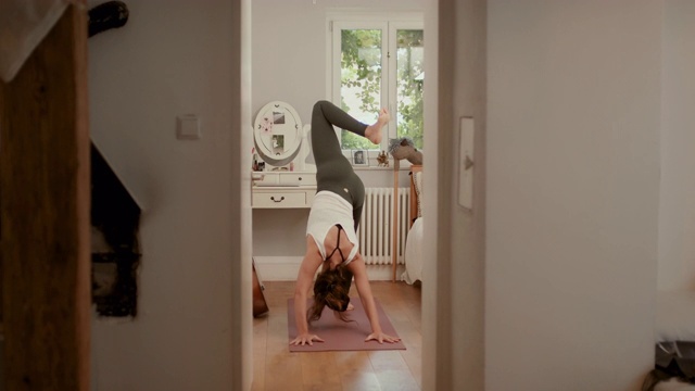隔离期间在家练习瑜伽的妇女视频素材