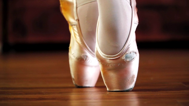芭蕾舞脚尖头鞋做舞蹈动作。芭蕾舞女演员的训练。缓慢的运动。特写镜头视频下载