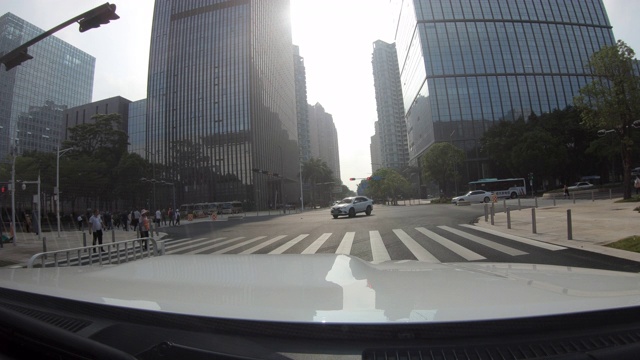 深圳/中国——2020年5月:在深圳的街道上开车。快动作视频素材