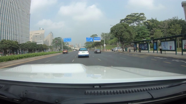 深圳/中国——2020年5月:在深圳的街道上开车。快动作视频素材