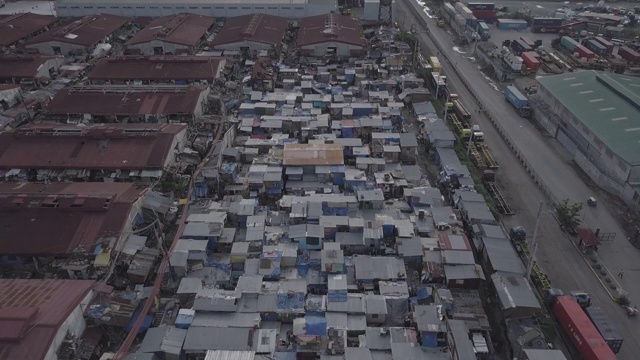 未分级，向下飞行的贫民窟发现烧毁的建筑。无人驾驶飞机,4 k。视频下载