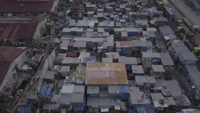 未分级的，空中返航越过贫民窟倾斜着露出大海。无人驾驶飞机,4 k。视频下载