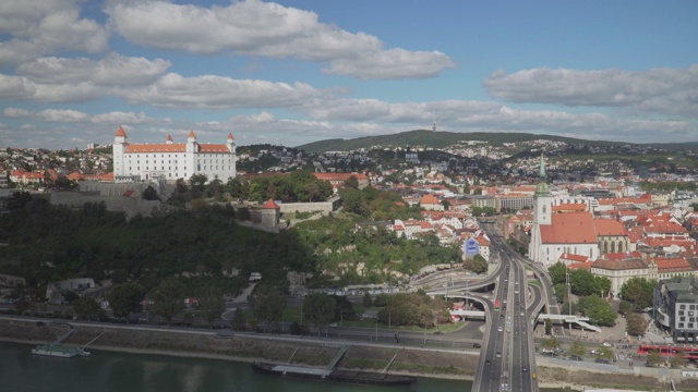 布拉迪斯拉发的空中城市景观与圣马丁大教堂，城堡山，交通，多瑙河在一个阳光明媚的夏天在斯洛伐克。城市生活观与复制空间观在著名视点上。视频下载
