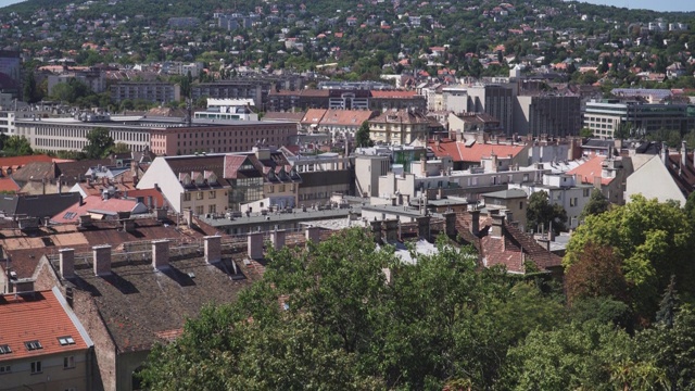 倾斜的城市景观和景观视图:匈牙利布达佩斯的匈牙利居民和建筑的屋顶，在一个晴朗的夏日和蓝天下从宫殿周围的区域看，匈牙利。视频下载