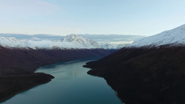 鸟瞰图在雪山中一个静止的湖(艾克鲁特纳湖，阿拉斯加，美国)视频素材