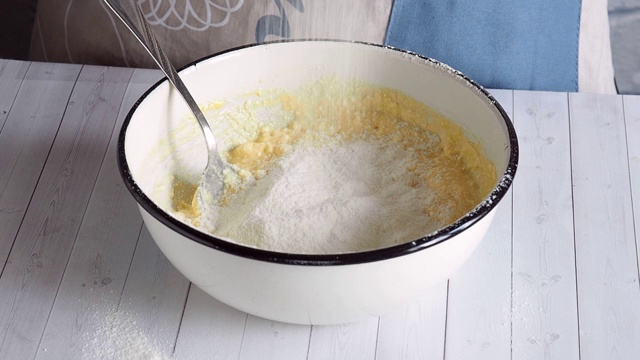 砂锅派用干酪面团的准备。厨师把面粉和白软干酪和鸡蛋倒进碗里。混合面团视频素材