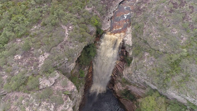 巴伊亚州布拉康瀑布Chapada Diamantina的鸟瞰图视频素材