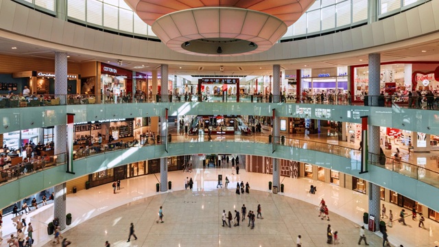 时间流逝，迪拜购物中心的主中庭，忙碌的购物者和游客视频下载
