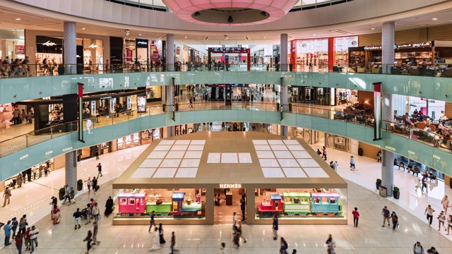 TL/ZO/PU缩小/平移时间流逝在迪拜购物中心的主中庭，忙碌的购物者和游客视频素材