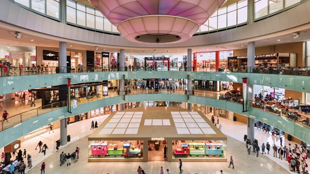 TL/ZI/PD放大/平移时间流逝在迪拜购物中心的主中庭，忙碌的购物者和游客视频下载