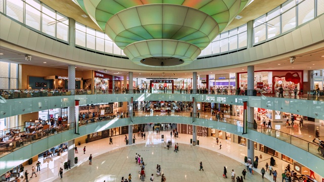 图为迪拜购物中心的中庭，购物者和游客熙熙攘攘视频素材