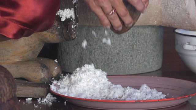 女人用手磨椰子视频素材
