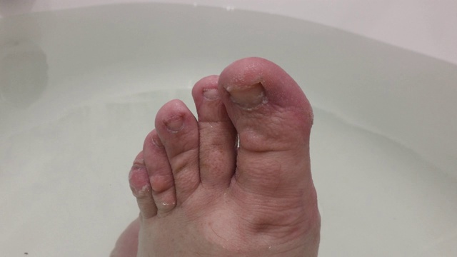 浴室里的脏脚视频下载