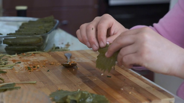 一名厨师将填充物叶子包裹起来，土耳其美食文化和填充物叶子，视频素材