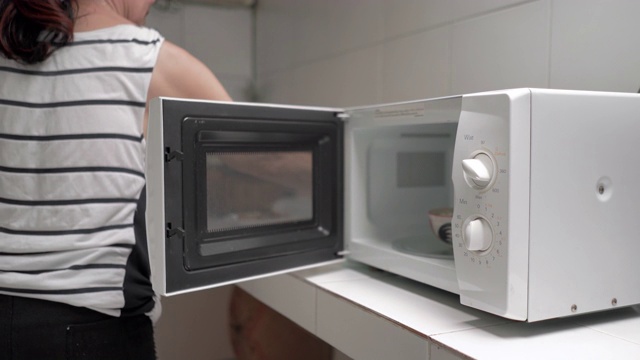 女人用微波炉加热食物视频下载