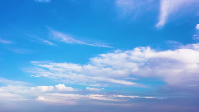 航拍美丽的蓝天和白云。视频素材