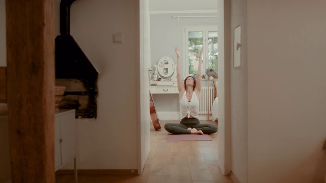女人在卧室地板上练瑜伽视频素材