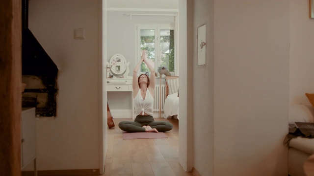 女人在卧室地板上练瑜伽视频素材